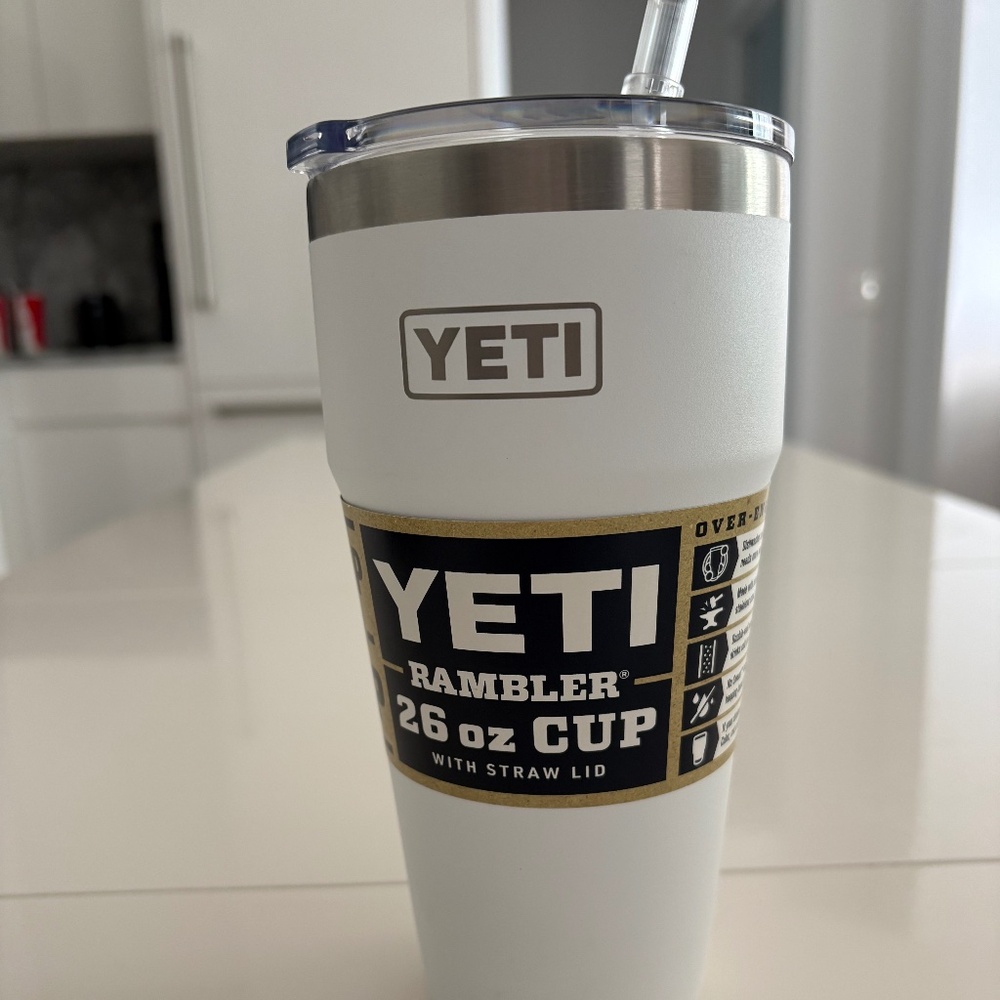 YETI 26 oz Rambler Tumbler Cup with Straw Lid